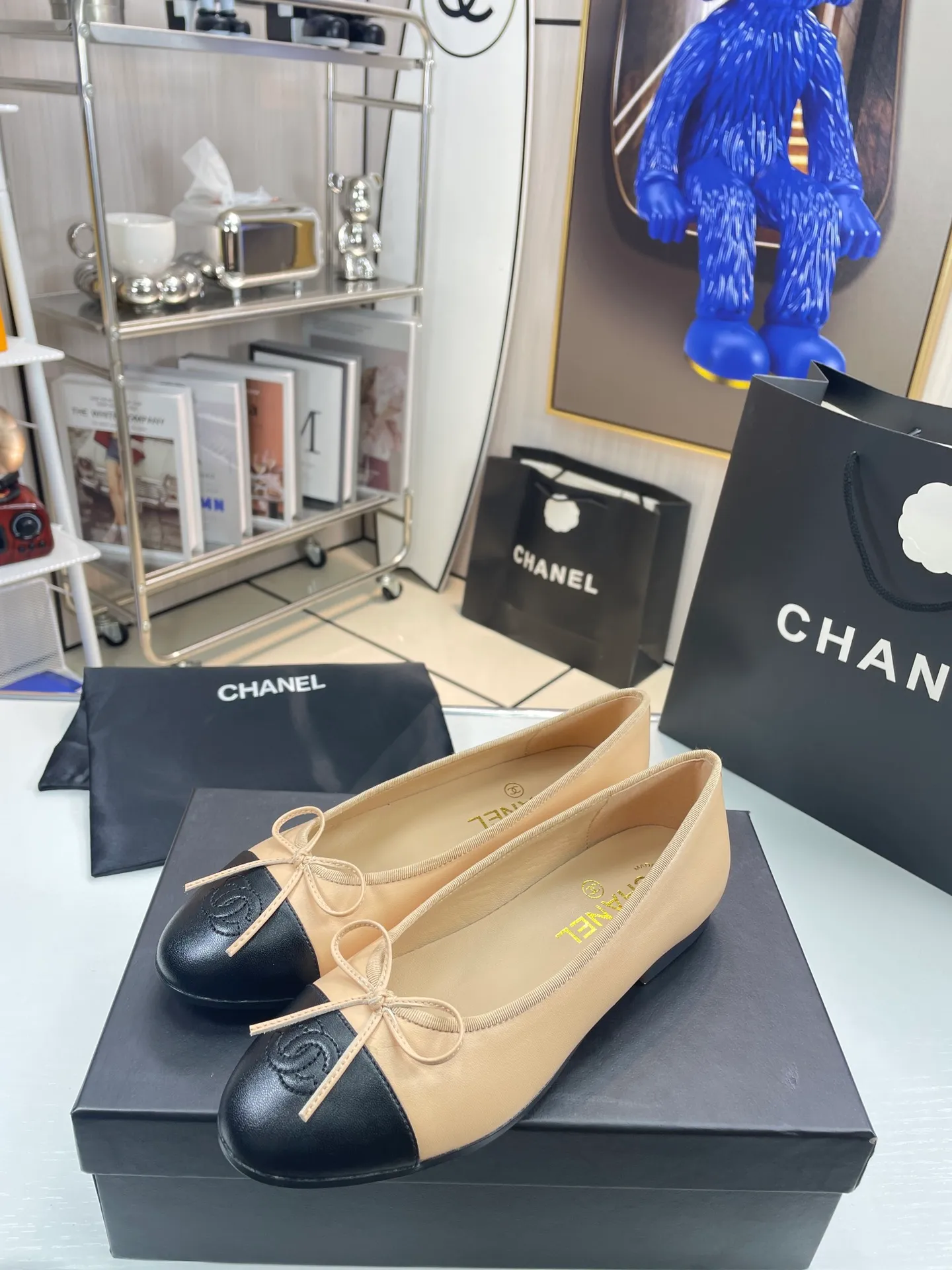👟👟Ex-factory price 440👟👟 Women's shoe factory Chanel - classic color-blocked ballet shoes ⚠ Fashionable catwalk style❤M After many years, it still attracts fans... The splicing color mix and bow embellishment make it fashionable! How to match the series to look good! Original customized wood-colored genuine leather outsole, 1.5cm square heel, imported mixed woolen surface/mixed sheepskin surface, sheepskin lining for feet... Regular size 34-40 (customized size 41 is non-refundable) 🎁Supporting packaging